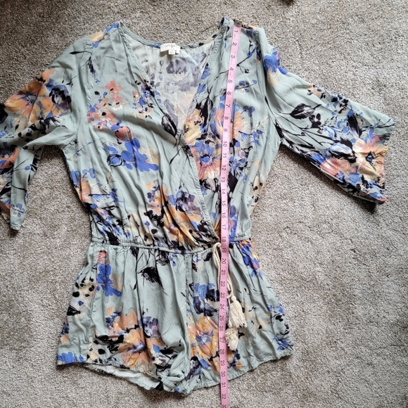 Umgee Light Green Floral Wrap Romper With Tassel Flutter Sleeve Size Medium - Picture 6 of 8